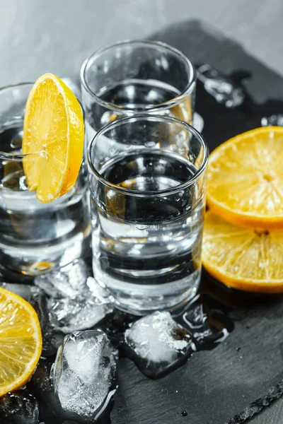 Kall Vodka Shotglasögon Svart Bakgrund — Stockfoto