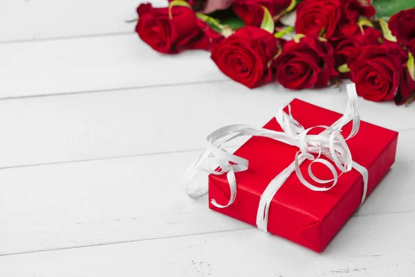 Día San Valentín Rosas Rojas Caja Regalo Mesa Madera — Foto de Stock