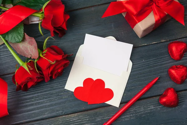 День Святого Валентина Червоні Троянди Сувенірна Коробка Дерев Яному Столі — стокове фото