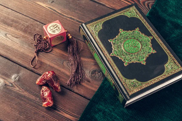 Libro Sagrado Islámico Sobre Mesa Madera — Foto de Stock