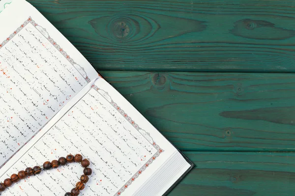 Open Heilige Koran Met Tasbih Rozenkrans Kralen Close — Stockfoto