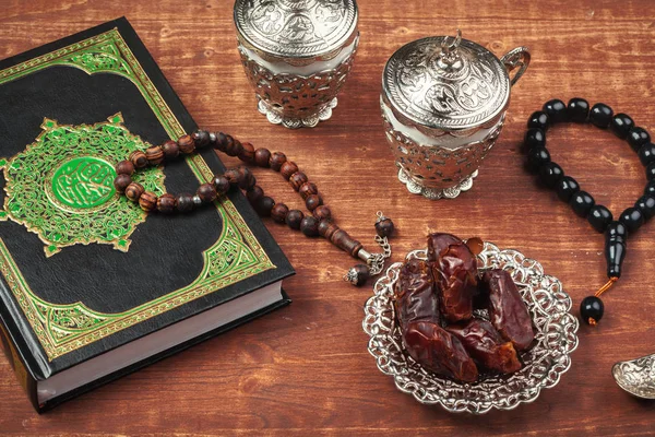 Dattelfrüchte Koran Und Hölzerne Rosenkranzperlen Auf Dem Hölzernen Hintergrund Für — Stockfoto