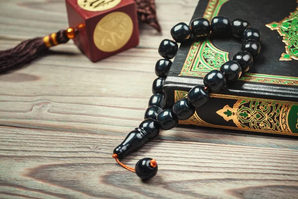 Tahta arka planda boncukları olan Kur 'an-ı Kerim