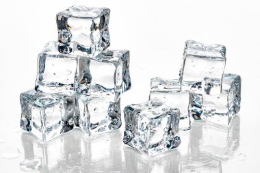 Beyaz arkaplanda buz küpleri.