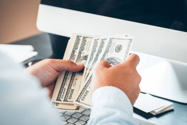 Beyaz eller Doları banknot sayma