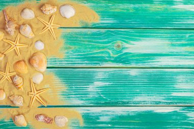 Mavi ahşap zeminde deniz kumu ve deniz kabukları