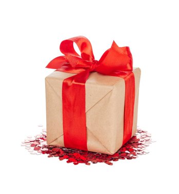 Beyaz arkaplanda izole edilmiş kurdele yaylı hediye kutusu