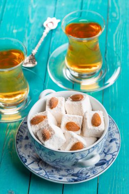 Türkçe zevkli lokum ve siyah çay parçaları.