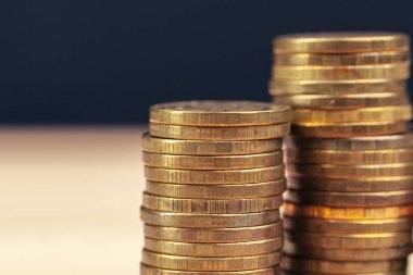 Çalışma masasında para yığınları