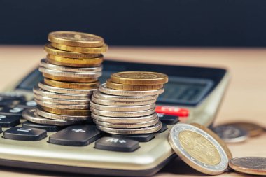 Para yığını ve hesap makinesi, iş finansmanı için kavram fikri