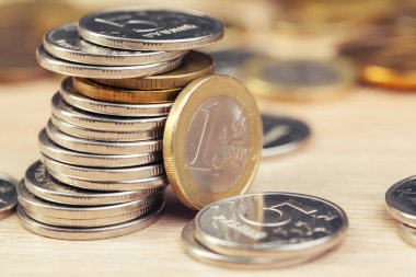 Çalışma masasında para yığınları