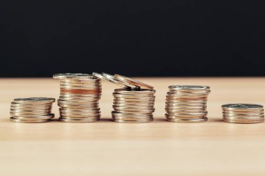 Çalışma masasında para yığınları