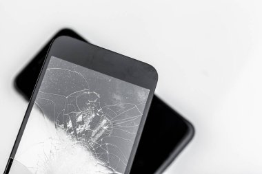 Bozuk ekranlı cep telefonu