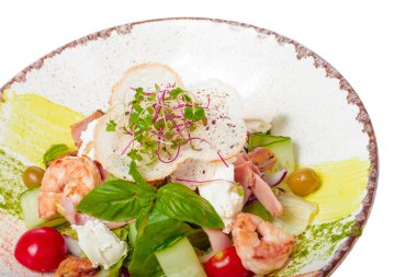 Karides, domates ve karışık sebzeli taze salata tabağı.