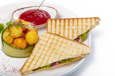 Jambonlu sandviç, peynir, domates, marul ve kızarmış ekmek. Üst görünüm beyaz arkaplanda izole edildi.