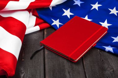 Tahta arka planda Amerika Birleşik Devletleri bayrağı. ABD Gaziler, Anma, Bağımsızlık ve İşçi Bayramı.