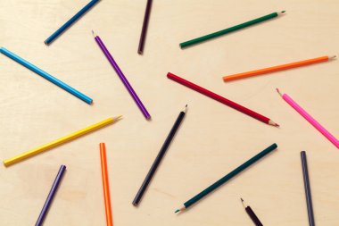 Gri arkaplanda renkli kalemler sıralaması kapat