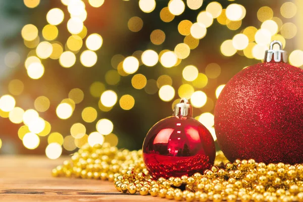 Kerstballen Een Houten Tafel Tegen Wazig Glimmende Bokeh Achtergrond — Stockfoto