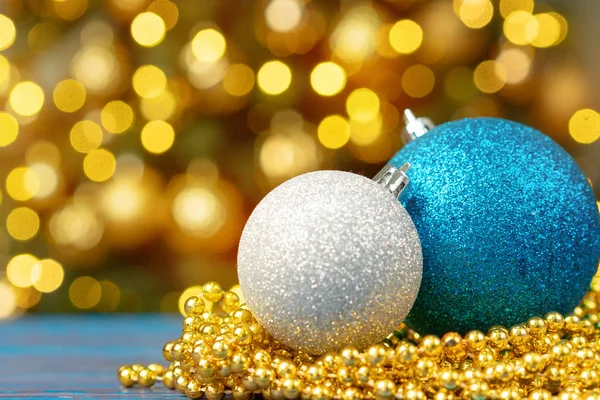 Bokeh Arka Plan Üzerinde Ahşap Masa Üzerinde Xmas Baubles — Stok fotoğraf