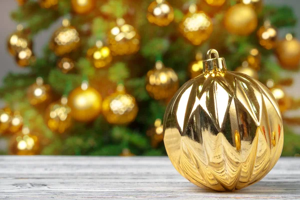 Dekore Noel Ağacı Bulanık Arka Plan Karşı Ahşap Masada Noel — Stok fotoğraf