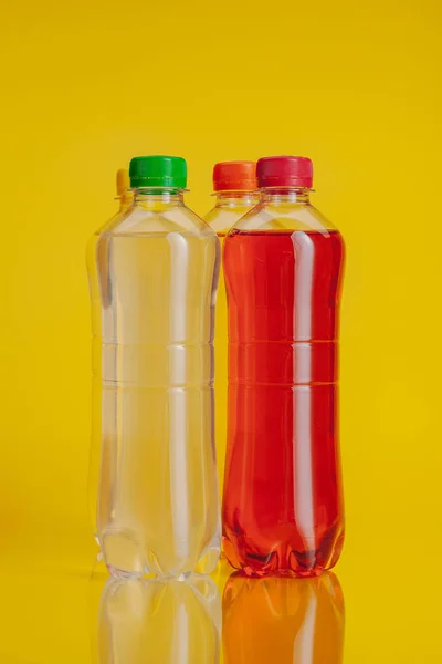 Botella Plástico Llena Bebida Sobre Fondo Amarillo Brillante — Foto de Stock