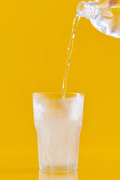 Agua Fría Que Vierte Una Botella Vaso —  Fotos de Stock