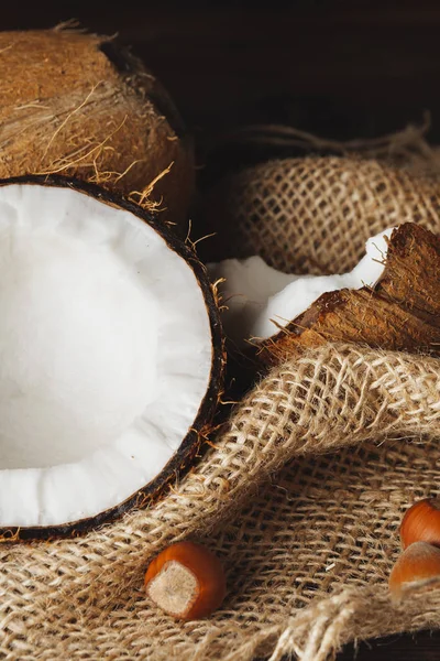 Koyu yaşlı ahşap bir masada kırık hindistan cevizi yakın