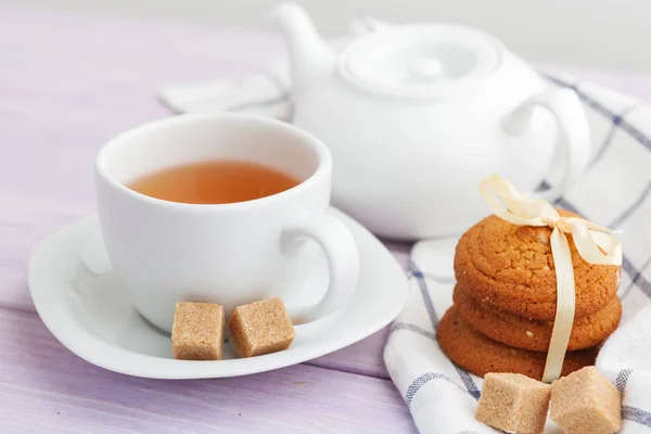 Tasse Tee Mit Keksen Über Fliederfarbenem Holzhintergrund — Stockfoto