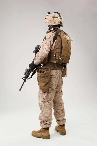 Soldaat Amerikaanse Mariniers Uniform Met Geweer Licht Grijze Achtergrond Studio — Stockfoto