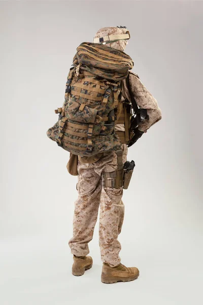 灰色の背景の上に若いアメリカ海兵隊兵士の肖像画 — ストック写真