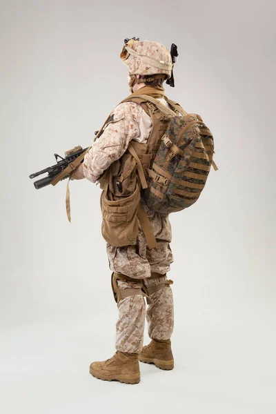 Porträt Eines Jungen Amerikanischen Marinekorps Soldaten Vor Grauem Hintergrund — Stockfoto