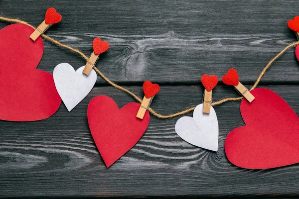 Kırmızı Kağıt Kalpler Medya Eski Ahşap Üzerine Koymayı Sever — Stok fotoğraf