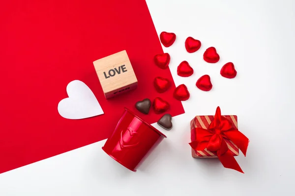 Kırmızı Arka Planda Çikolata Kalpli Kupa Düz Kompozisyon Romantik Sevgililer — Stok fotoğraf