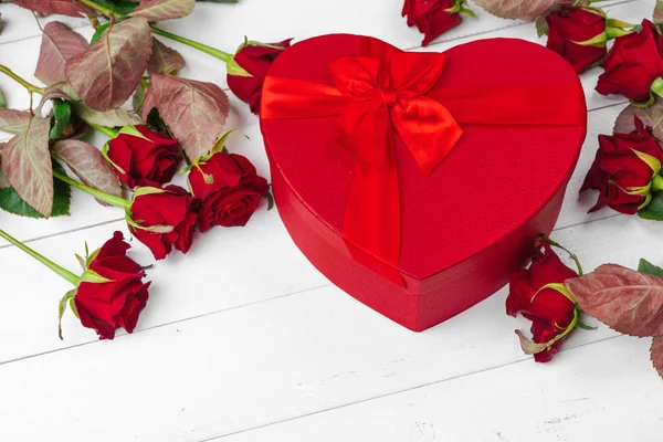 Valentijnsdag Rode Rozen Geschenkdoos Houten Tafel — Stockfoto