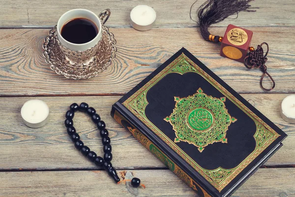 Tres Meses Libro Sagrado Islámico Corán Con Cuentas Rosario Concepto — Foto de Stock
