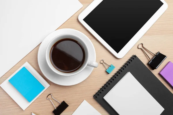 ノートパッド デスクトップ上のコーヒーカップ付きデジタルタブレット — ストック写真