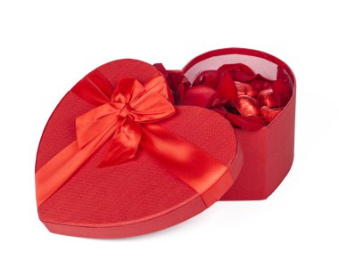 Eski ahşap arka plan üzerinde açık hediye kutusu içinde birçok gül yaprakları. Gül yaprakları ile tatlı tatil arka plan