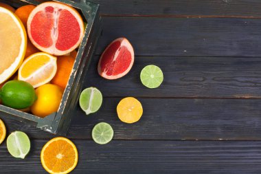 Siyah ahşap arka planda turunçgillerin parlak bileşimi