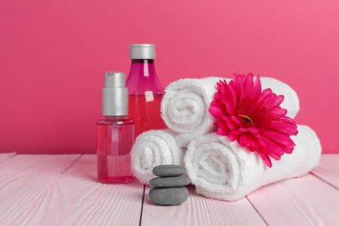 Ahşap masada güzel bir spa kompozisyonu