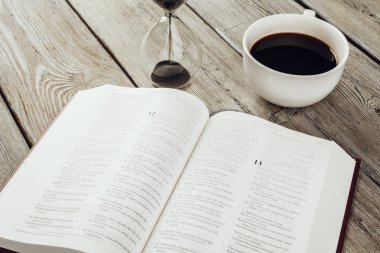 Kum saati ve açık İncil