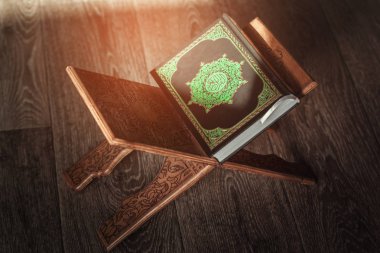 Kürsüde Kuran 'ın kutsal kitabı
