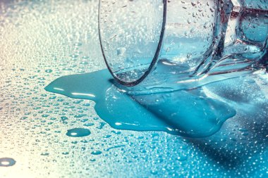 Bir bardak su. Yaklaş.