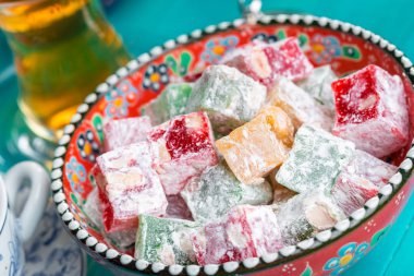 Türkçe zevkli lokum ve siyah çay parçaları.