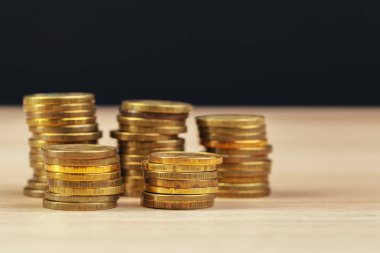 Çalışma masasında para yığınları