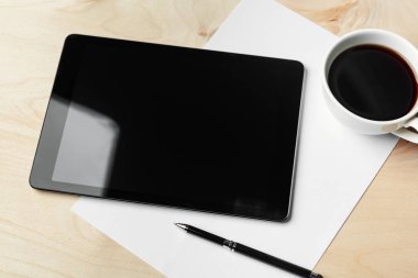Dijital tablet bilgisayar ve bir fincan kahve..