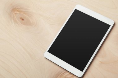 Tahta masadaki dijital tablet