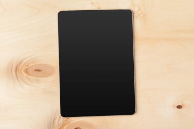 Tahta masadaki dijital tablet