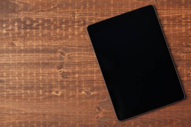 Tahta masadaki dijital tablet