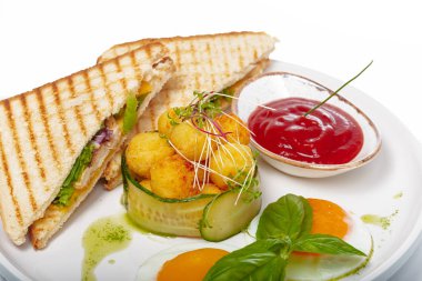 Jambonlu sandviç, peynir, domates, marul ve kızarmış ekmek. Üst görünüm beyaz arkaplanda izole edildi.