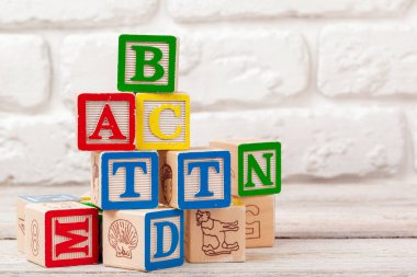 Tahta oyuncak blokları ile metin: abc